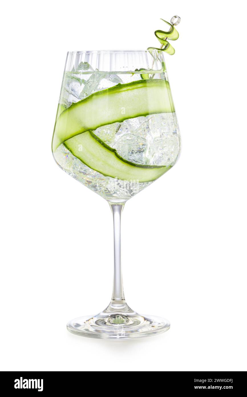Gin-Tonic-Cocktail mit Gurkenscheiben isoliert auf weißem Hintergrund Stockfoto
