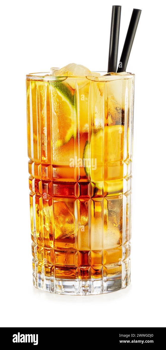 Großer Tumbler voller Rum- und Cola-Cocktail mit Trinkhalmen isoliert auf weißem Hintergrund. Stockfoto