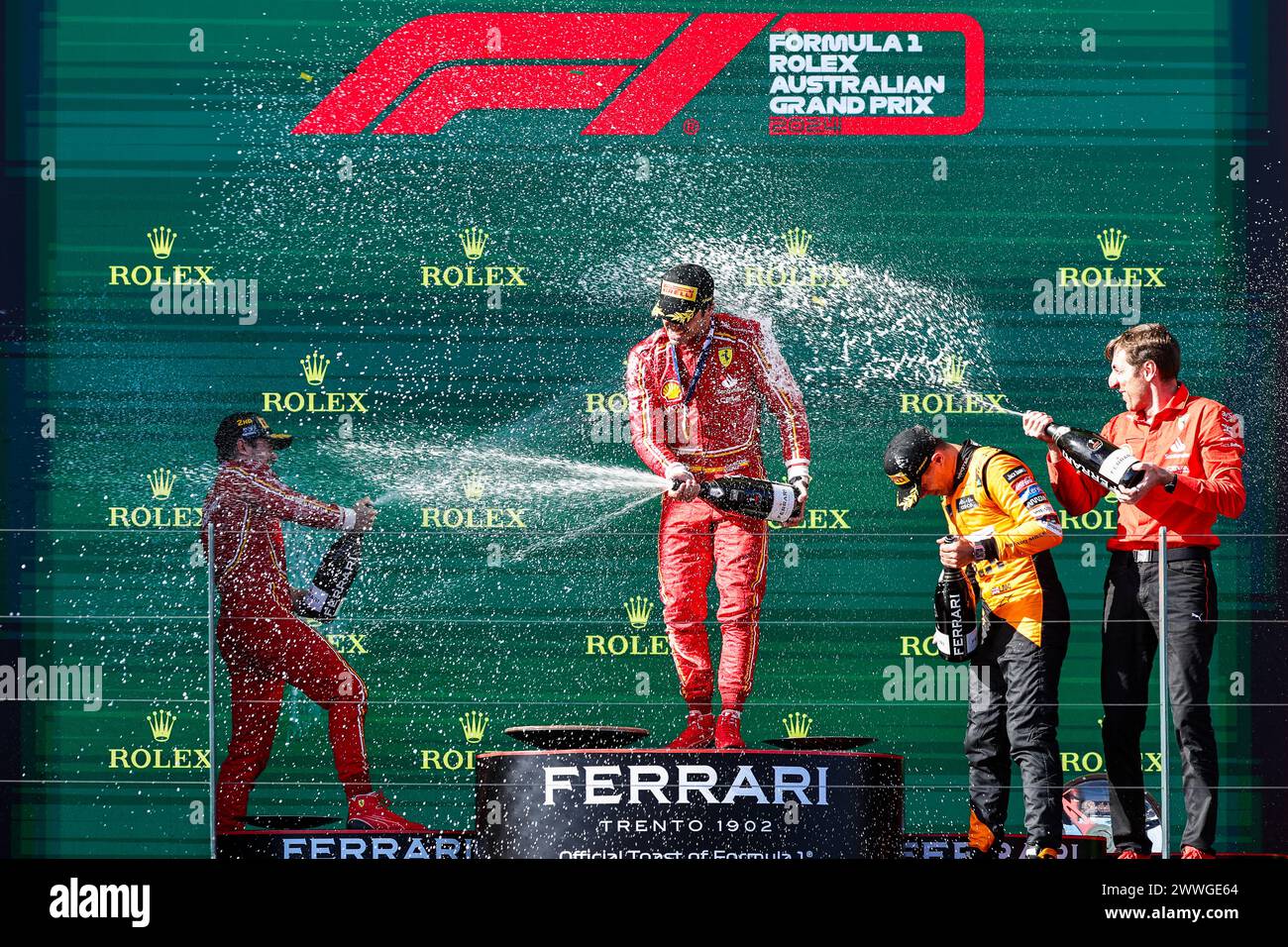 Melbourne, Australien. März 2024. Rennsieger Carlos Sainz (2. L) aus Spanien, Zweiter Ferrari Charles Leclerc (1. L) aus Monaco, Dritter Platz McLaren's Lando Norris of Britain (2. R) Celebration auf dem Podium während des Formel-1-Grand Prix von Australien im Albert Park in Melbourne, Australien, 24. März 2024. Quelle: Qian Jun/Xinhua/Alamy Live News Stockfoto