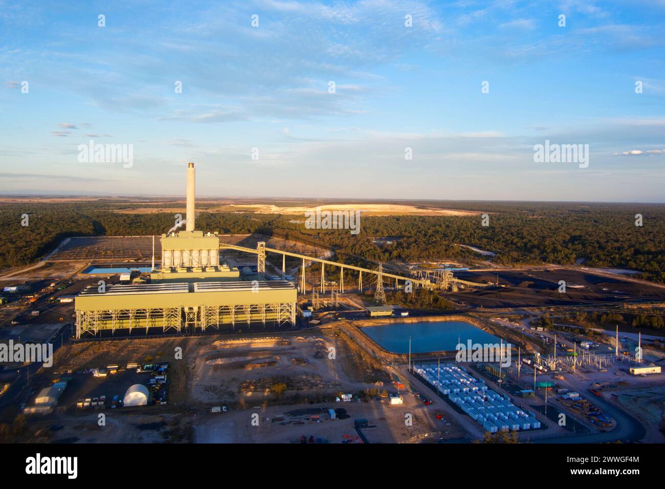 Antenne des Energiezentrums Kogan Creek Power Station mit einer großen Batterie (BESS) Solar- und Windkraftanlagen. Stockfoto