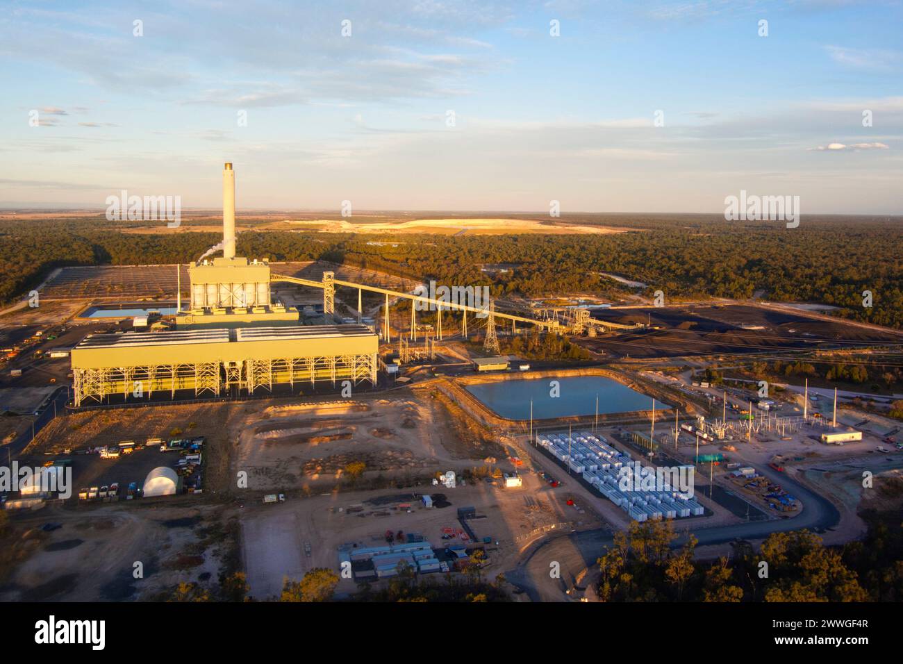 Antenne des Energiezentrums Kogan Creek Power Station mit einer großen Batterie (BESS) Solar- und Windkraftanlagen. Stockfoto