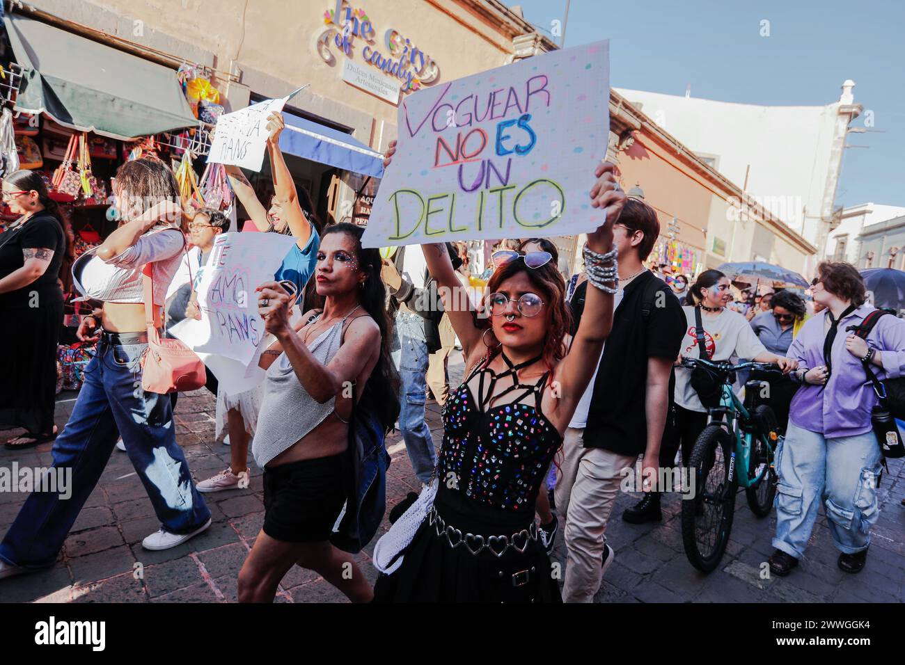 Queretaro, Mexiko. März 2024. Eine Gruppe der Transsexuellen marschiert mit Plakaten während der Demonstration. Der Transsexuelle Gemeindemarsch fand auf den Straßen des Stadtzentrums von Queretaro statt, um diesen gesellschaftlichen Bereich sichtbar zu machen.einer der Slogans ist, dass das Gender Law, das seit letztem Jahr im Kongress ist, verabschiedet und dass in Querétaro Sicherheits- und Antidiskriminierungsgarantien gegeben werden. (Foto: Cesar Gomez/SOPA Images/SIPA USA) Credit: SIPA USA/Alamy Live News Stockfoto