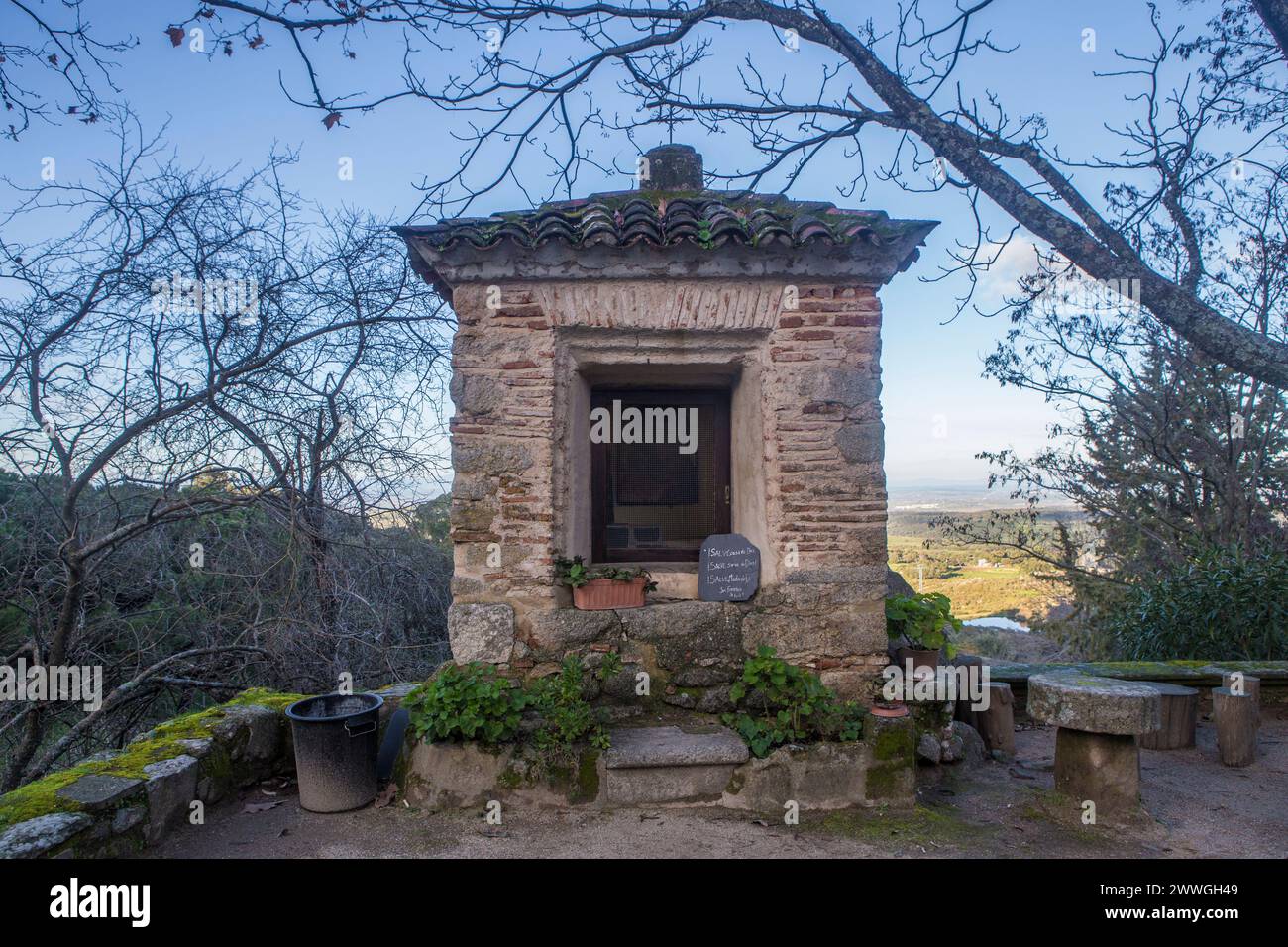 P. de Acim, Spanien - 21. Januar 2024: Außengärten des Klosters El Palancar, Pedroso de Acim, Caceres, Spanien Stockfoto