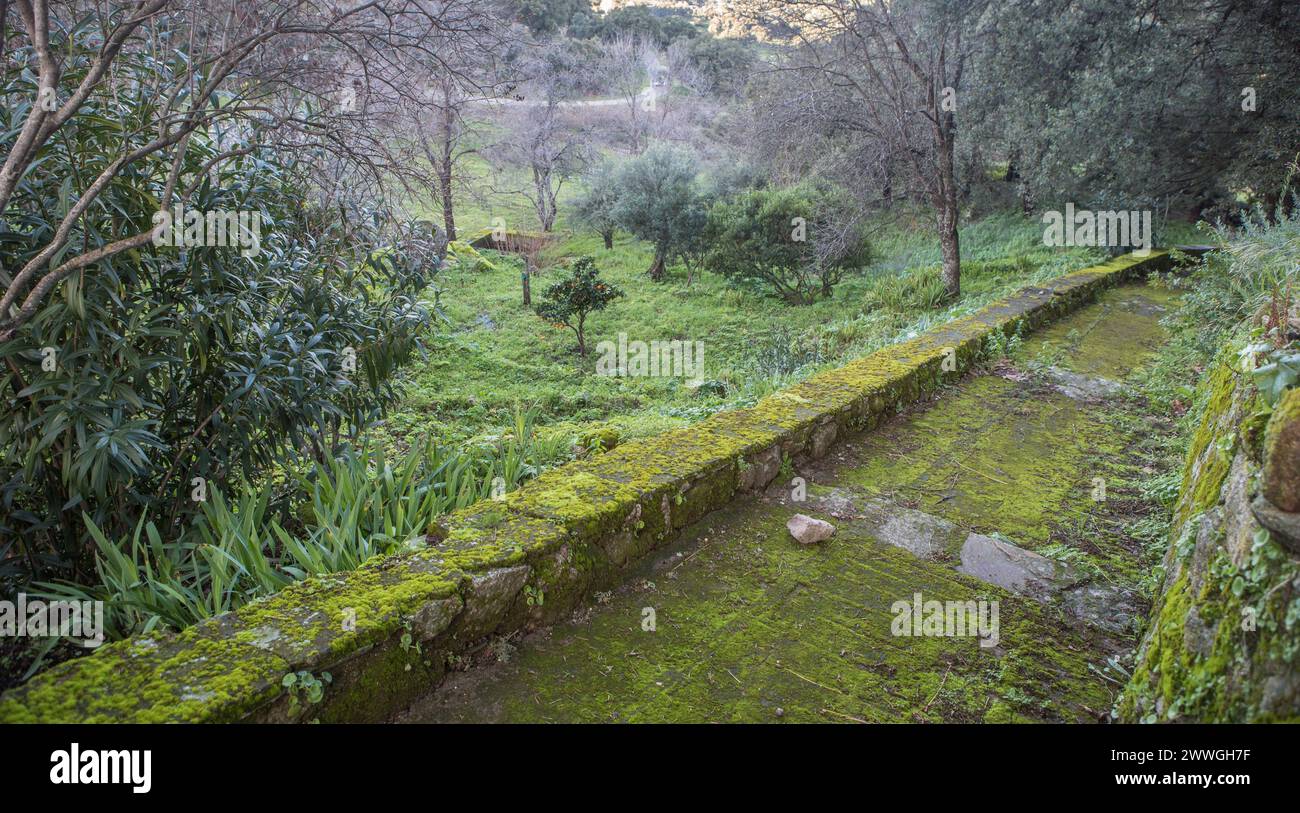 P. de Acim, Spanien - 21. Januar 2024: Außengärten des Klosters El Palancar, Pedroso de Acim, Caceres, Spanien Stockfoto