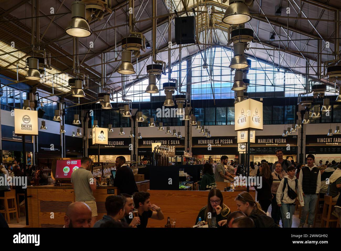 Timeout Markt, Food Court in Lissabon, Portugal. Februar 2024. Stockfoto