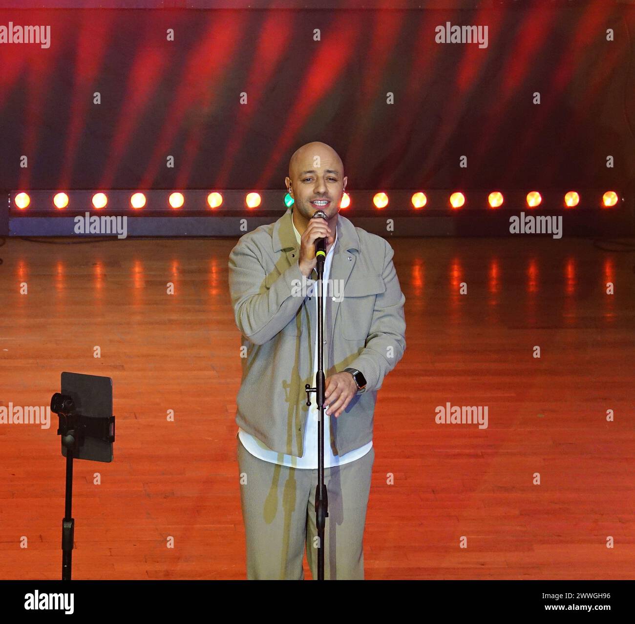 Der berühmte Sänger Maher Zain tritt während seines Konzerts auf. Der berühmte Popstar der islamischen Musikwelt, der libanesisch-schwedische Maher Zain, gab ein Konzert in der Stadt Diyarbakir in der Türkei. Maher Zain, der von der Metropolitan Municipality Diyarbakir zu den Ramadan-Veranstaltungen eingeladen wurde, erregte große Aufmerksamkeit auf das Konzert, das er im Konzertsaal des Sezai Karakoc Cultural Center aufführte. Etwa dreitausend Menschen betraten den Saal mit 1700 Sitzplätzen, und eine große Anzahl von Menschen, die keinen Platz im Saal finden konnten, kehrte zurück, ohne das Konzert zu sehen. Stockfoto