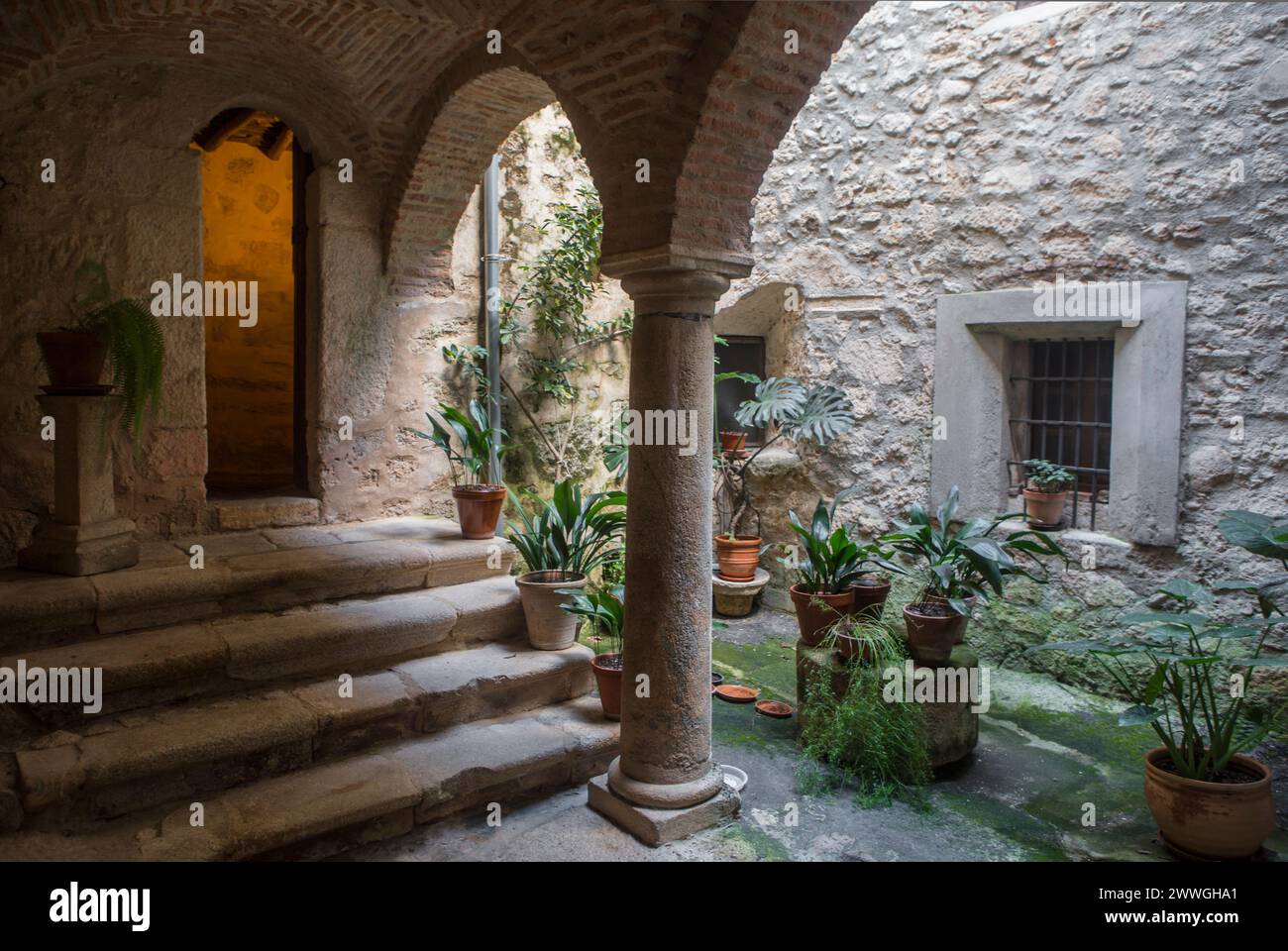 P. de Acim, Spanien - 21. Januar 2024: Altes Kloster des Klosters El Palancar, Pedroso de Acim, Caceres, Spanien Stockfoto