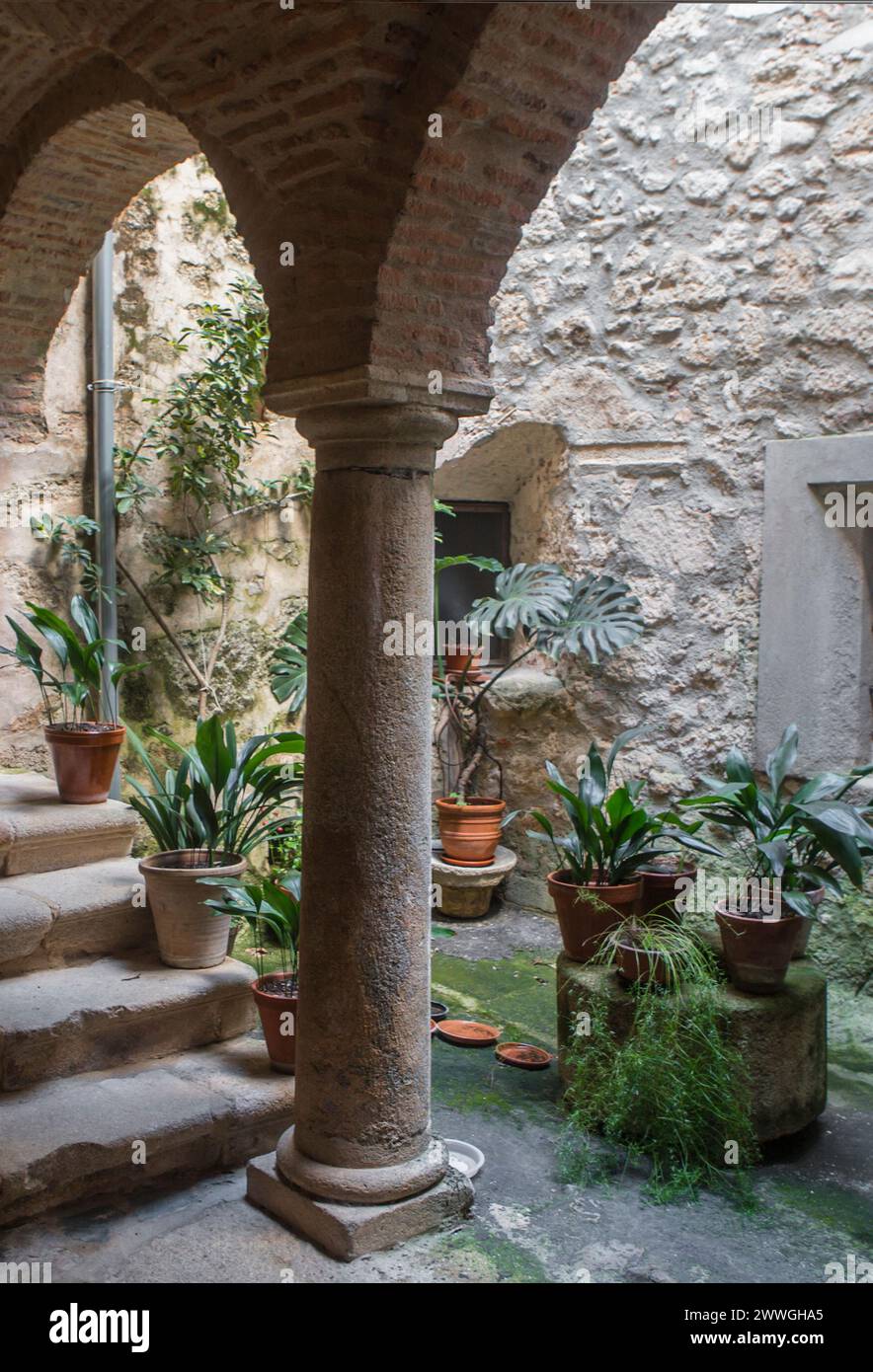 P. de Acim, Spanien - 21. Januar 2024: Altes Kloster des Klosters El Palancar, Pedroso de Acim, Caceres, Spanien Stockfoto