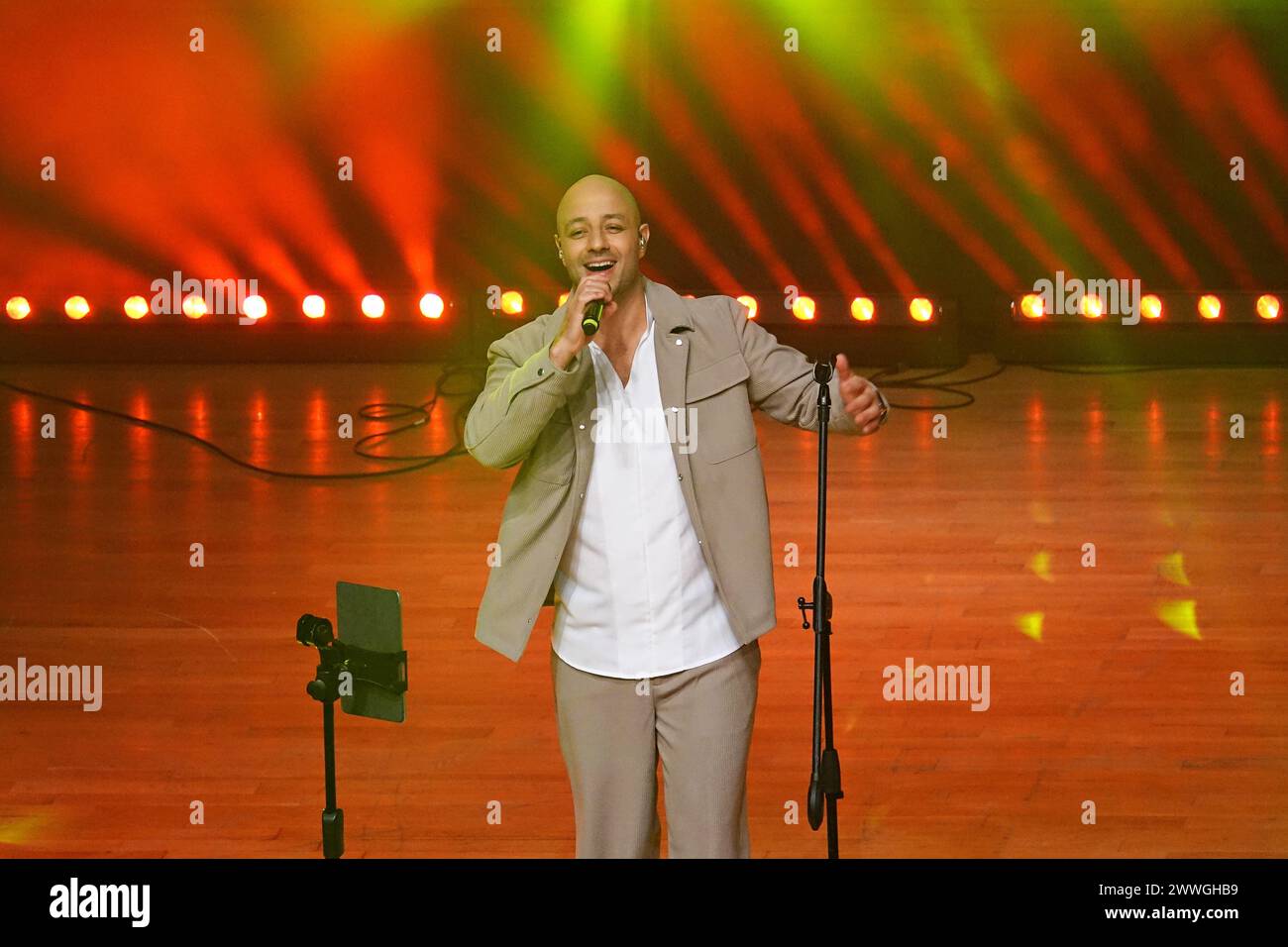 Der berühmte Sänger Maher Zain tritt während seines Konzerts auf. Der berühmte Popstar der islamischen Musikwelt, der libanesisch-schwedische Maher Zain, gab ein Konzert in der Stadt Diyarbakir in der Türkei. Maher Zain, der von der Metropolitan Municipality Diyarbakir zu den Ramadan-Veranstaltungen eingeladen wurde, erregte große Aufmerksamkeit auf das Konzert, das er im Konzertsaal des Sezai Karakoc Cultural Center aufführte. Etwa dreitausend Menschen betraten den Saal mit 1700 Sitzplätzen, und eine große Anzahl von Menschen, die keinen Platz im Saal finden konnten, kehrte zurück, ohne das Konzert zu sehen. Stockfoto