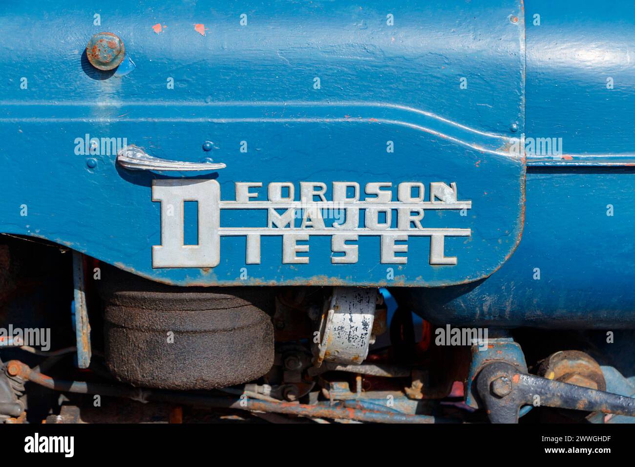 Nahaufnahme des metallenen Schriftzeichens Vintage Blue Fordson Super Major Tractor in Newbiggin bei SEA Northumberland UK Stockfoto