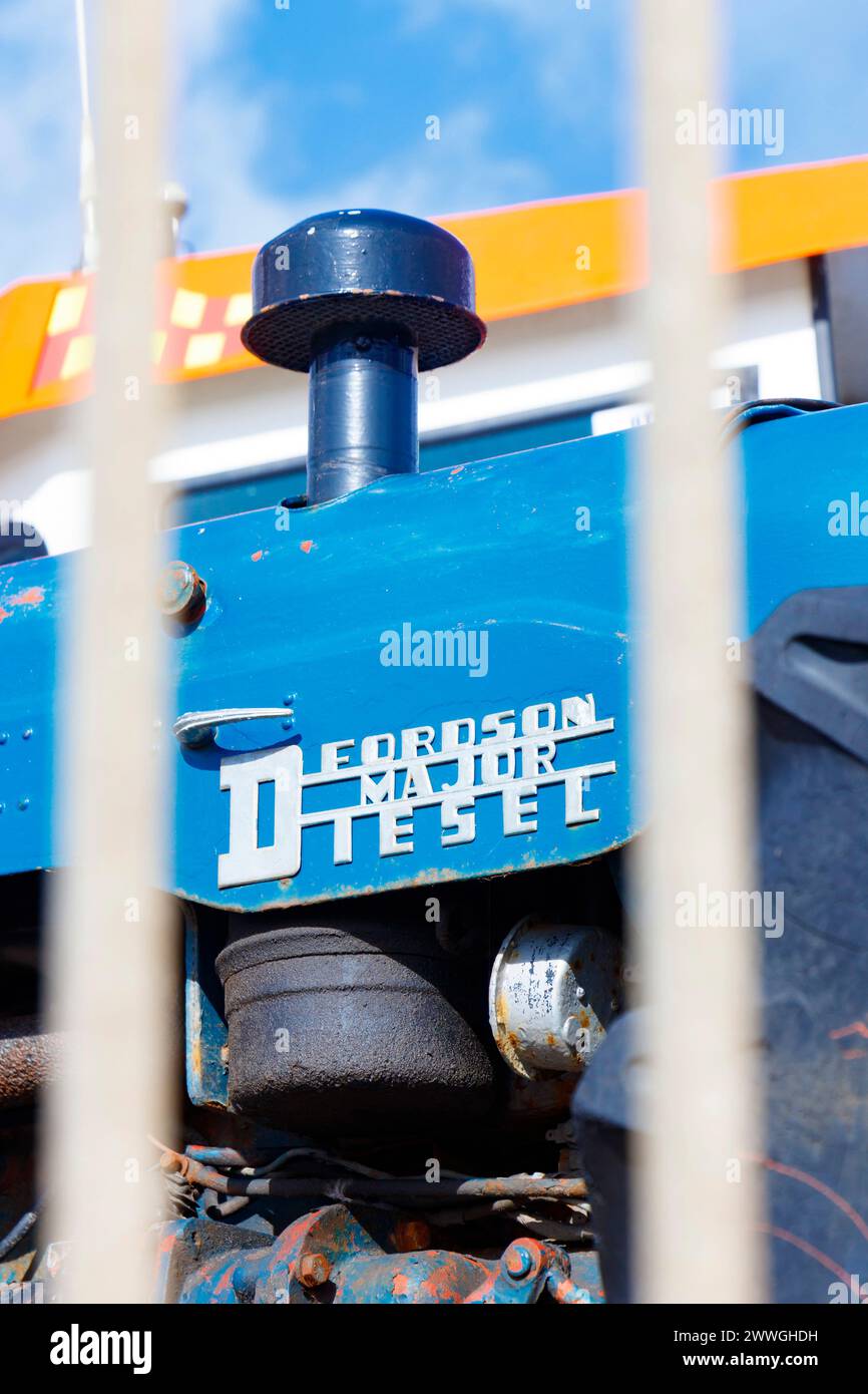 Nahaufnahme des metallenen Schriftzeichens Vintage Blue Fordson Super Major Tractor in Newbiggin bei SEA Northumberland UK Stockfoto