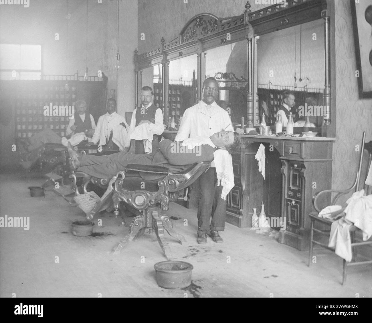 Jake Sellinger Friseurladen, Innenansicht mit Friseuren und Kunden, Columbia, Missouri, 1896 Stockfoto