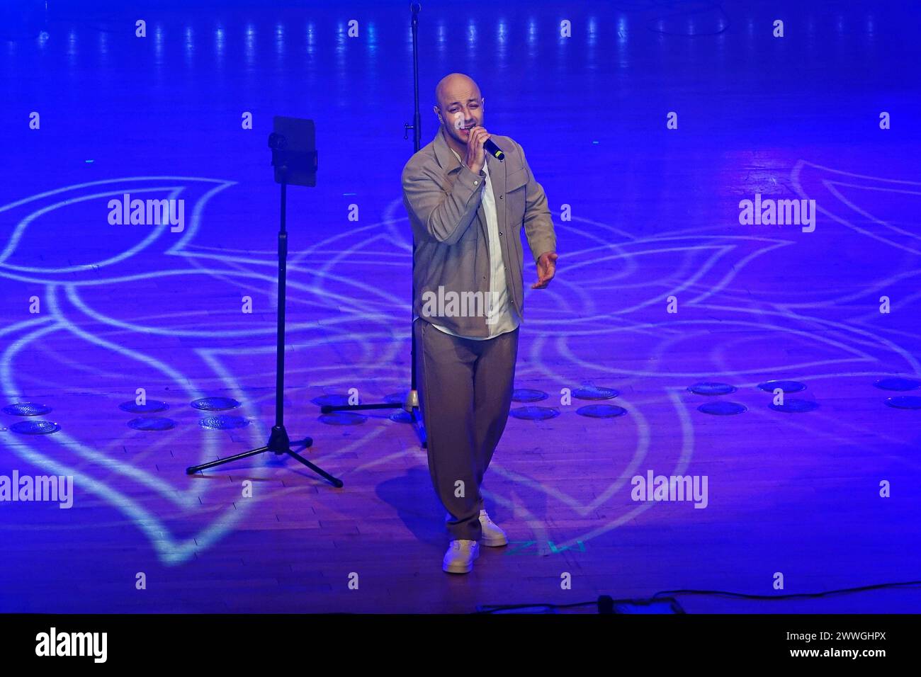 Der berühmte Sänger Maher Zain tritt während seines Konzerts auf. Der berühmte Popstar der islamischen Musikwelt, der libanesisch-schwedische Maher Zain, gab ein Konzert in der Stadt Diyarbakir in der Türkei. Maher Zain, der von der Metropolitan Municipality Diyarbakir zu den Ramadan-Veranstaltungen eingeladen wurde, erregte große Aufmerksamkeit auf das Konzert, das er im Konzertsaal des Sezai Karakoc Cultural Center aufführte. Etwa dreitausend Menschen betraten den Saal mit 1700 Sitzplätzen, und eine große Anzahl von Menschen, die keinen Platz im Saal finden konnten, kehrte zurück, ohne das Konzert zu sehen. (Foto: Mehmet Masum Suer/SOPA Images/ Stockfoto