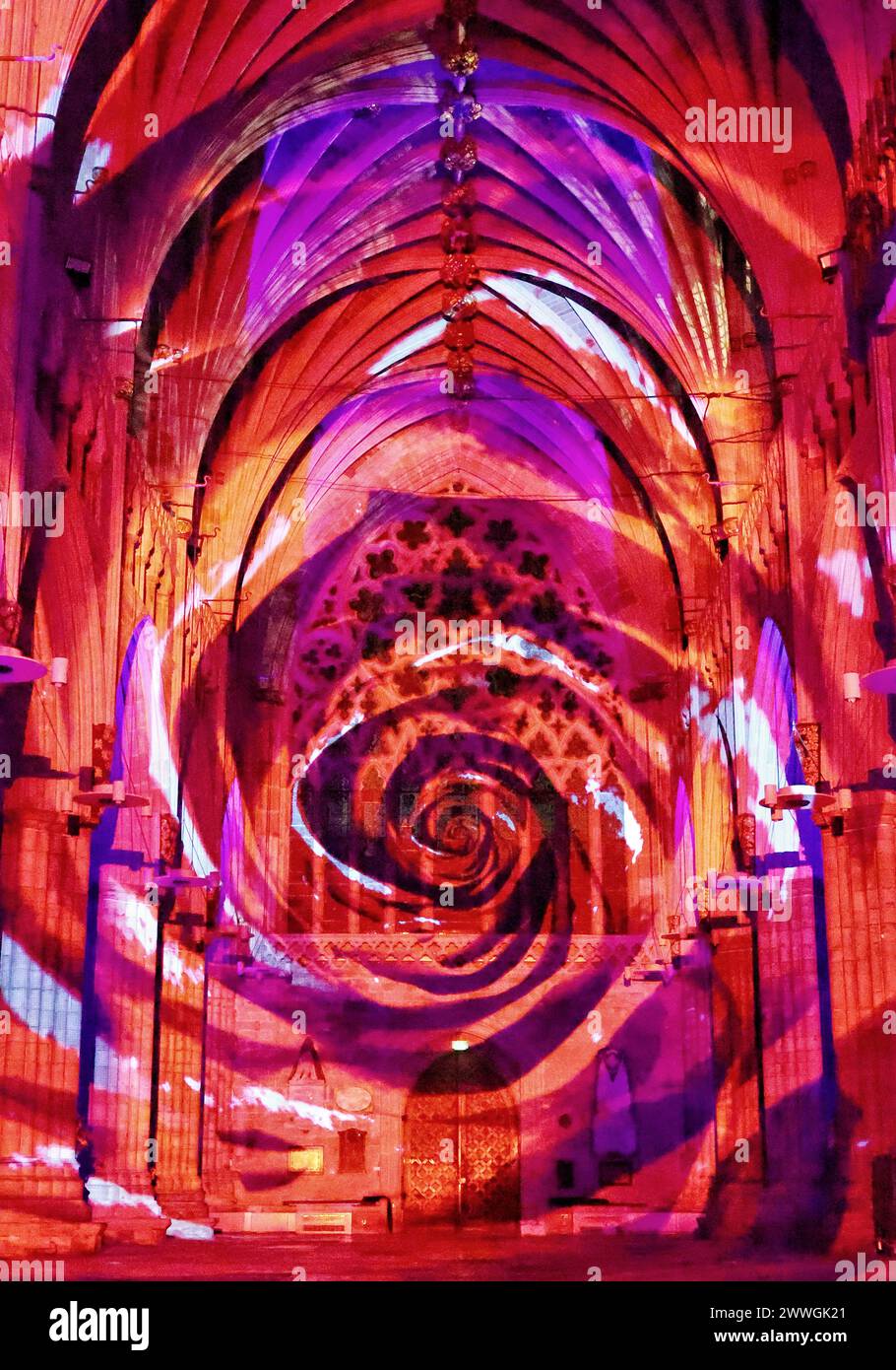 Exeter, Devon, Großbritannien. Januar 2024. Atemberaubende Sound- und Lichtshow, die das Spektakel der Kronjuwelen und Krönungen in der Kathedrale von Exeter zum Leben erweckt. Dienstag, 9. – Samstag, 13. Januar 2024 nach der Eröffnung im Tower of London ist die Kathedrale von Exeter der erste Veranstaltungsort für diese spektakuläre neue Sound- und Lichtshow, die von den Kronjuwelen und ihrer Rolle bei der Krönungszeremonie inspiriert ist. Hinweis: Nidpor/Alamy Live News Stockfoto