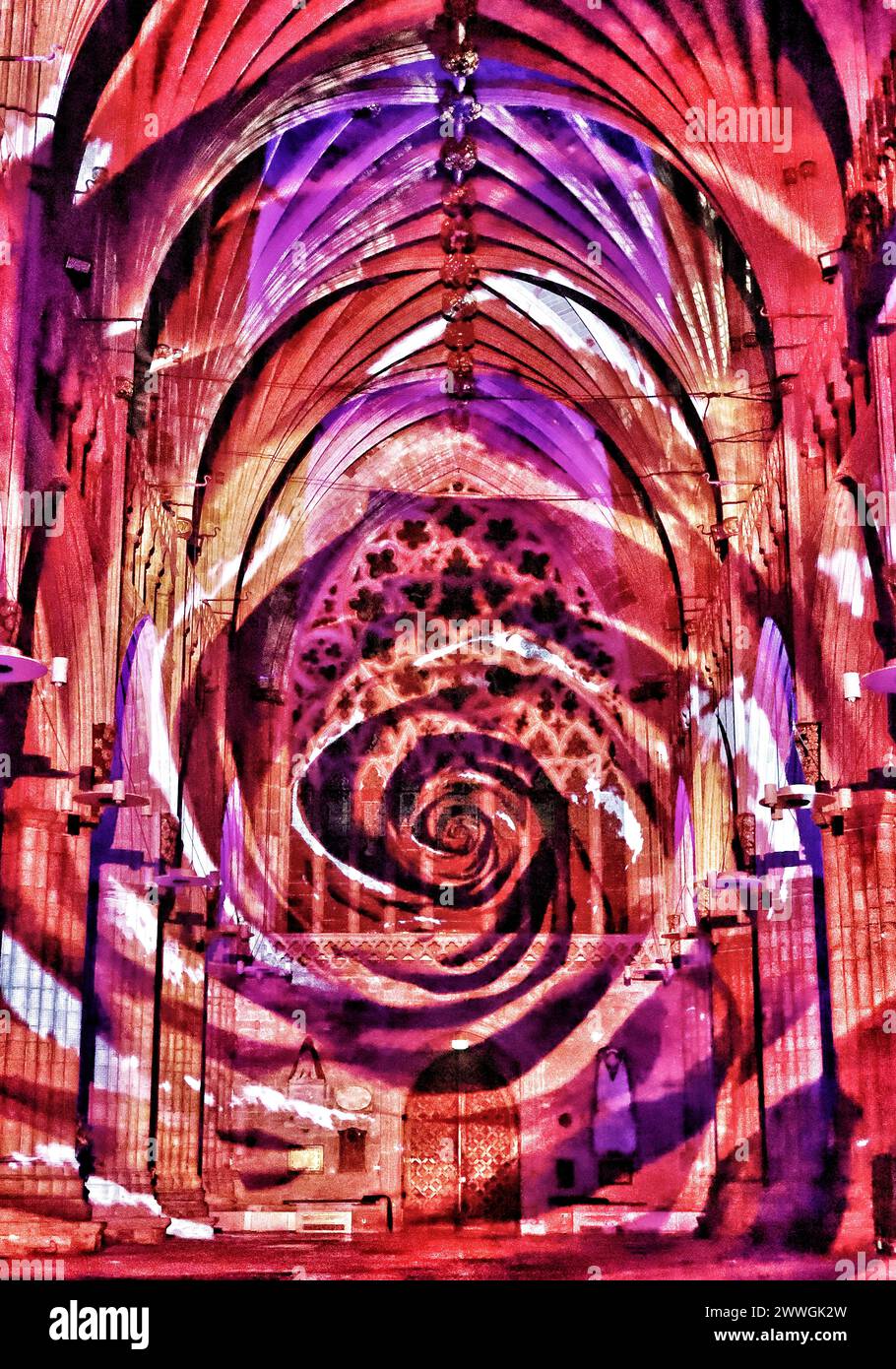 Exeter, Devon, Großbritannien. Januar 2024. Atemberaubende Sound- und Lichtshow, die das Spektakel der Kronjuwelen und Krönungen in der Kathedrale von Exeter zum Leben erweckt. Dienstag, 9. – Samstag, 13. Januar 2024 nach der Eröffnung im Tower of London ist die Kathedrale von Exeter der erste Veranstaltungsort für diese spektakuläre neue Sound- und Lichtshow, die von den Kronjuwelen und ihrer Rolle bei der Krönungszeremonie inspiriert ist. Hinweis: Nidpor/Alamy Live News Stockfoto