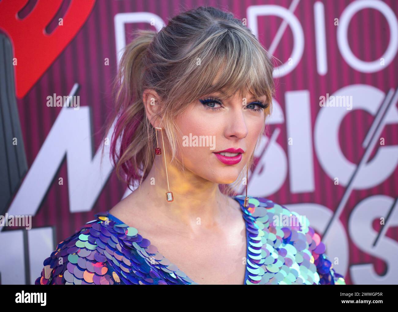 (DATEI) Taylor Swift: The Eras Tour bricht Disney+ Record als Nr. 1 am meisten gestreamt Musikfilm. LOS ANGELES, CA, USA - 14. MÄRZ: Sänger Taylor Swift trägt einen Rosa Bloom Strampler, Sophia Webster Schuhe, State Property Fine Jewellery Ohrringe, Ringe von Fernando Jorge, Stefere, Jacquie Aiche und EF Collection und eine Tasche von Edie Parker kommt bei den iHeartRadio Music Awards 2019, die am 14. März 2019 im Microsoft Theater at L.A. Live in Los Angeles, Kalifornien, USA, stattfanden. (Foto: Xavier Collin/Image Press Agency) Stockfoto