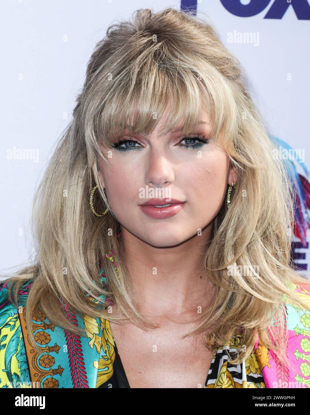 (DATEI) Taylor Swift: The Eras Tour bricht Disney+ Record als Nr. 1 am meisten gestreamt Musikfilm. HERMOSA BEACH, LOS ANGELES, KALIFORNIEN, USA - 11. AUGUST: Sänger Taylor Swift trägt einen Versace Body, Shorts und Blazer mit Kat Maconie Schuhen, Misahara Ohrringen und Ringen von Irene Neuwirth, VRAM, Emily P Wheeler kommt bei den FOX's Teen Choice Awards 2019 an der Hermosa Beach Pier Plaza am 11. August 2019 in Hermosa Beach, Los Angeles, Kalifornien, USA. (Foto: Xavier Collin/Image Press Agency) Stockfoto