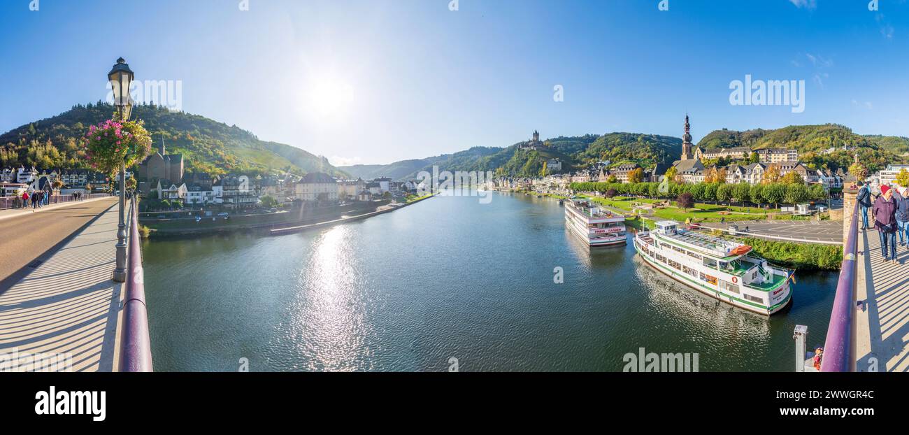 Cochem: Mosel (Mosel), Skagerrak-Brücke, St. Remaclus-Altkatholische Kirche in Cond, Reichsburg Cochem, Altstadt, Fahrgastschiffe in Stockfoto