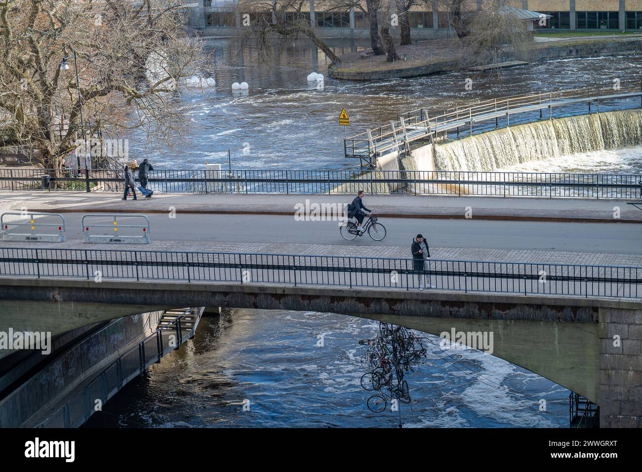 Luftaufnahme der Gamlebro-Brücke über den Motala-Fluss während eines sonnigen Frühlingstages im März 2024 in Norrköping, Schweden Stockfoto