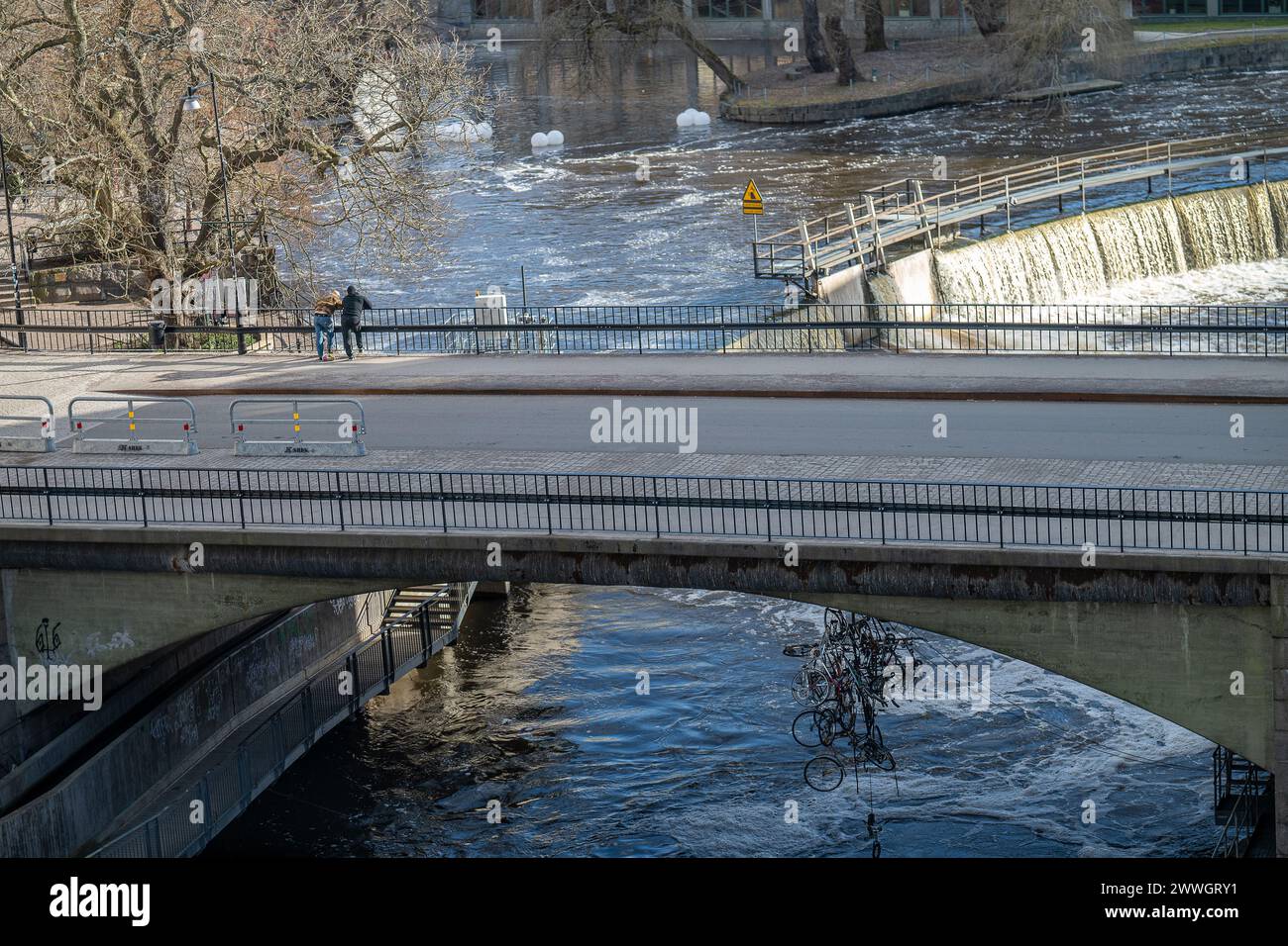 Luftaufnahme der Gamlebro-Brücke über den Motala-Fluss während eines sonnigen Frühlingstages im März 2024 in Norrköping, Schweden Stockfoto