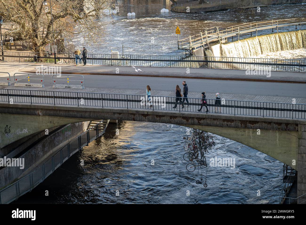 Luftaufnahme der Gamlebro-Brücke über den Motala-Fluss während eines sonnigen Frühlingstages im März 2024 in Norrköping, Schweden Stockfoto