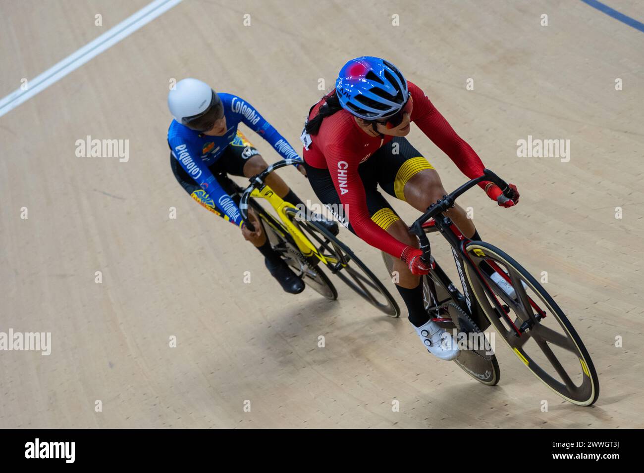 Rio De Janeiro, Brasilien. März 2024. Wang Xiaomei (R) aus China tritt beim C3-Scratch-Race-Finale der Frauen bei der Para-Cycling Track World Championship 2024 in Barra, Rio de Janeiro, Brasilien, am 23. März 2024 an. Quelle: Wang Tiancong/Xinhua/Alamy Live News Stockfoto