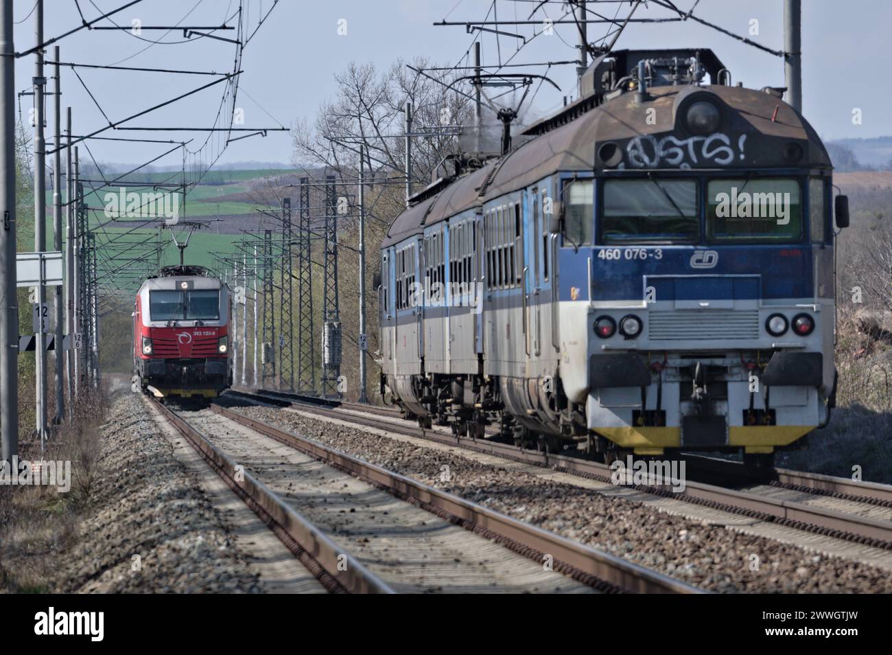 Regionale Lokalzüge des Staatsunternehmens Ceske drahy - Tschechische Eisenbahnen. Großer Eisenbahnbetreiber in der Tschechischen Republik. Stockfoto