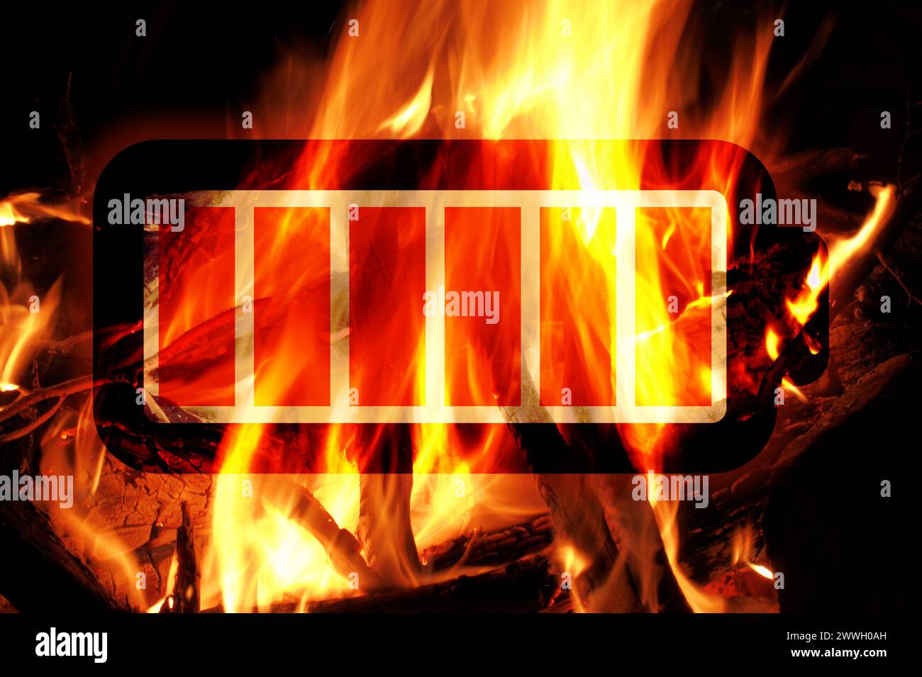 Batteriefeuer, Abbildung einer Li-Ionen-Batterie vor brennendem Kamin Stockfoto