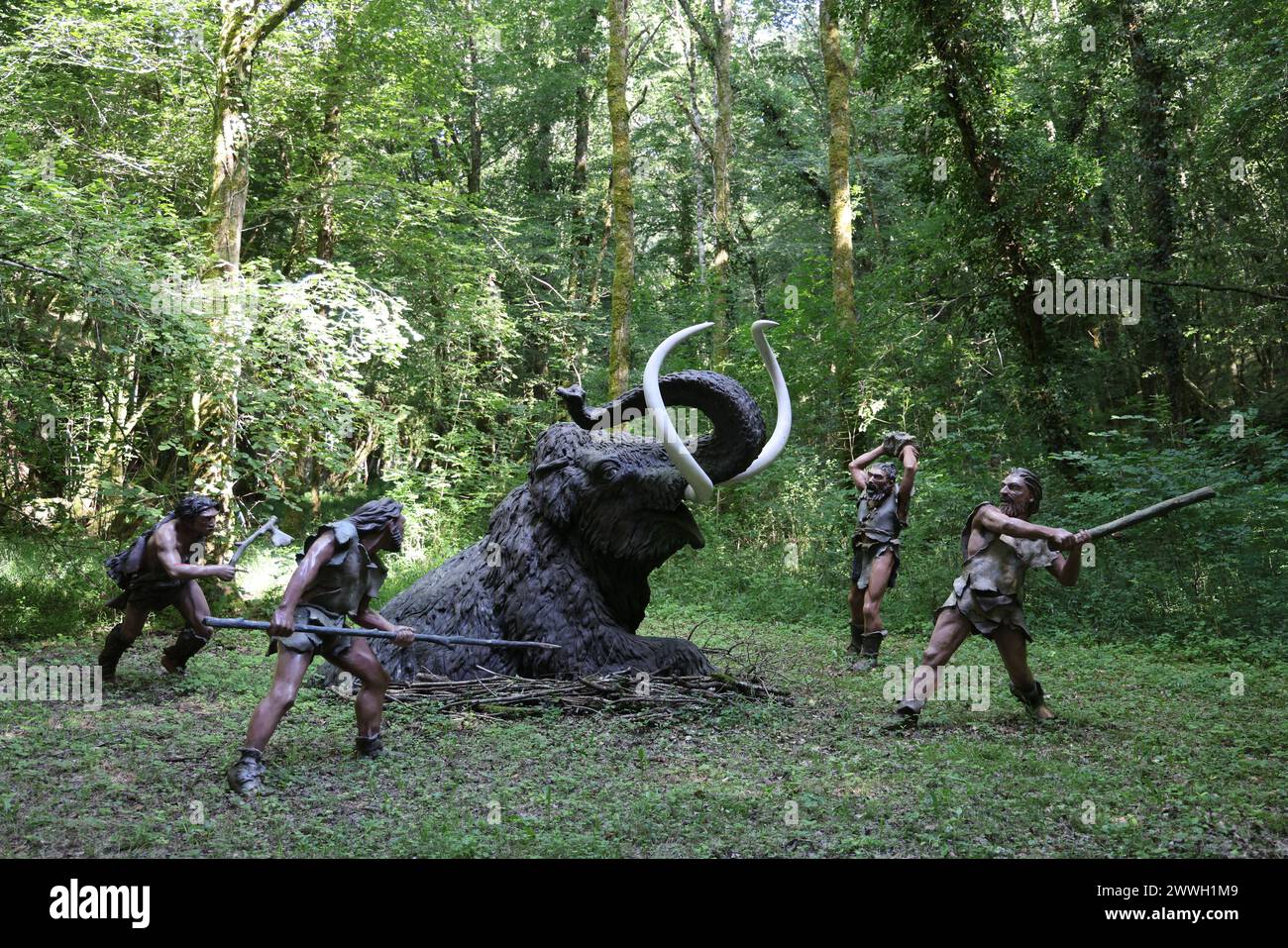 Jagd in der Vorgeschichte: Mammutjagd und rekonstruierte Mammutjagd im Prehisto Parc im Vézère River Valley in Périgord Noir. Tursac, Périgo Stockfoto