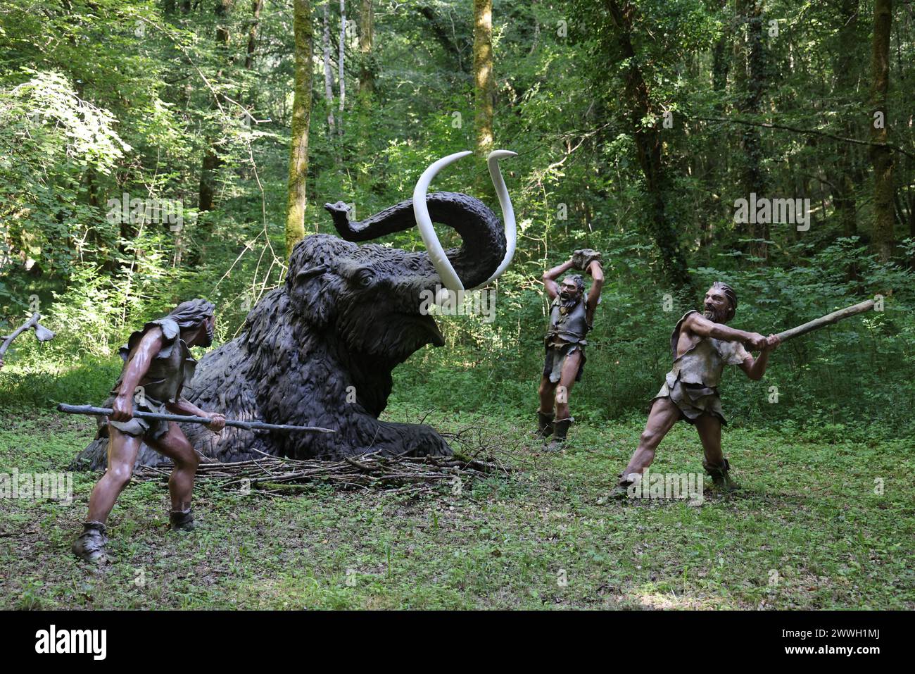 Jagd in der Vorgeschichte: Mammutjagd und rekonstruierte Mammutjagd im Prehisto Parc im Vézère River Valley in Périgord Noir. Tursac, Périgo Stockfoto
