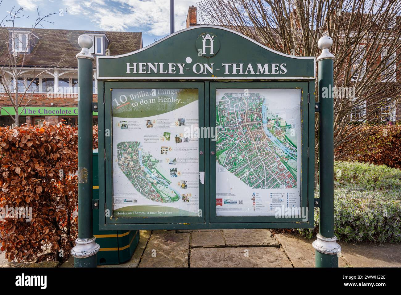 Eine Straßenkarte, eine Liste von Unternehmungen, lokale Sehenswürdigkeiten und Touristeninformationen, Henley-on-Thames, eine Stadt an der Themse, Süd-Oxfordshire Stockfoto