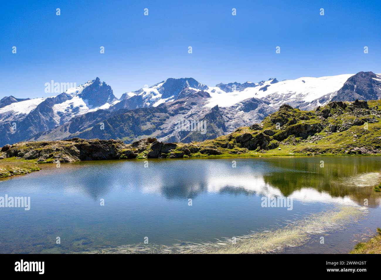 Lac Noir mit dem Massif de la Meije und Rateau, Massif des Ecrins, Frankreich. Sie können den Gletscher von Girose sehen Stockfoto