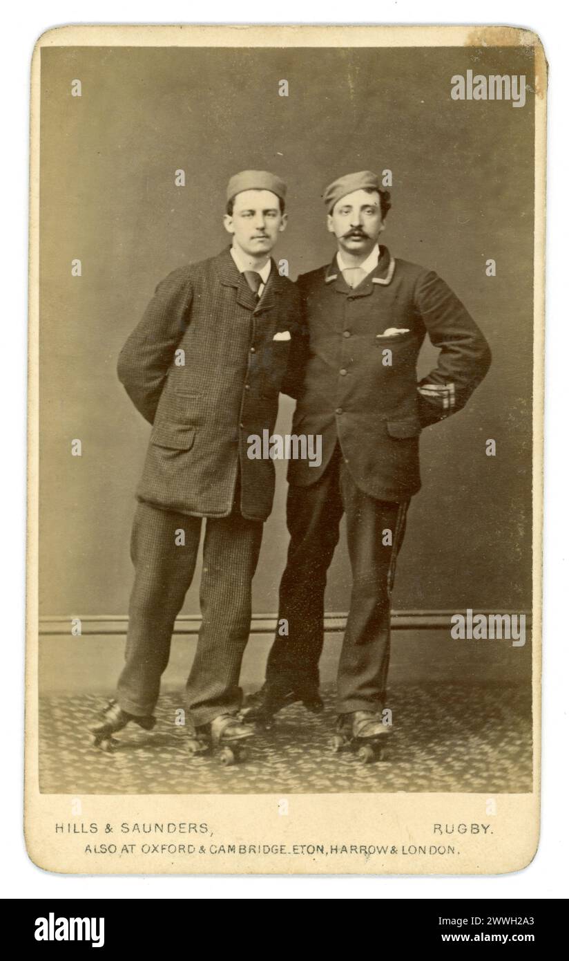 Originale, klare viktorianische Karte (Visitenkarte oder CDV) von 2 viktorianischen Männern auf Rollerskates, vielleicht sind sie auf einer Rollschuhbahn in Rugby Rollerskates gelaufen. Aus dem Studio von Hills & Saunders, 14 High Street, Rugby, England, Großbritannien um 1880 Stockfoto