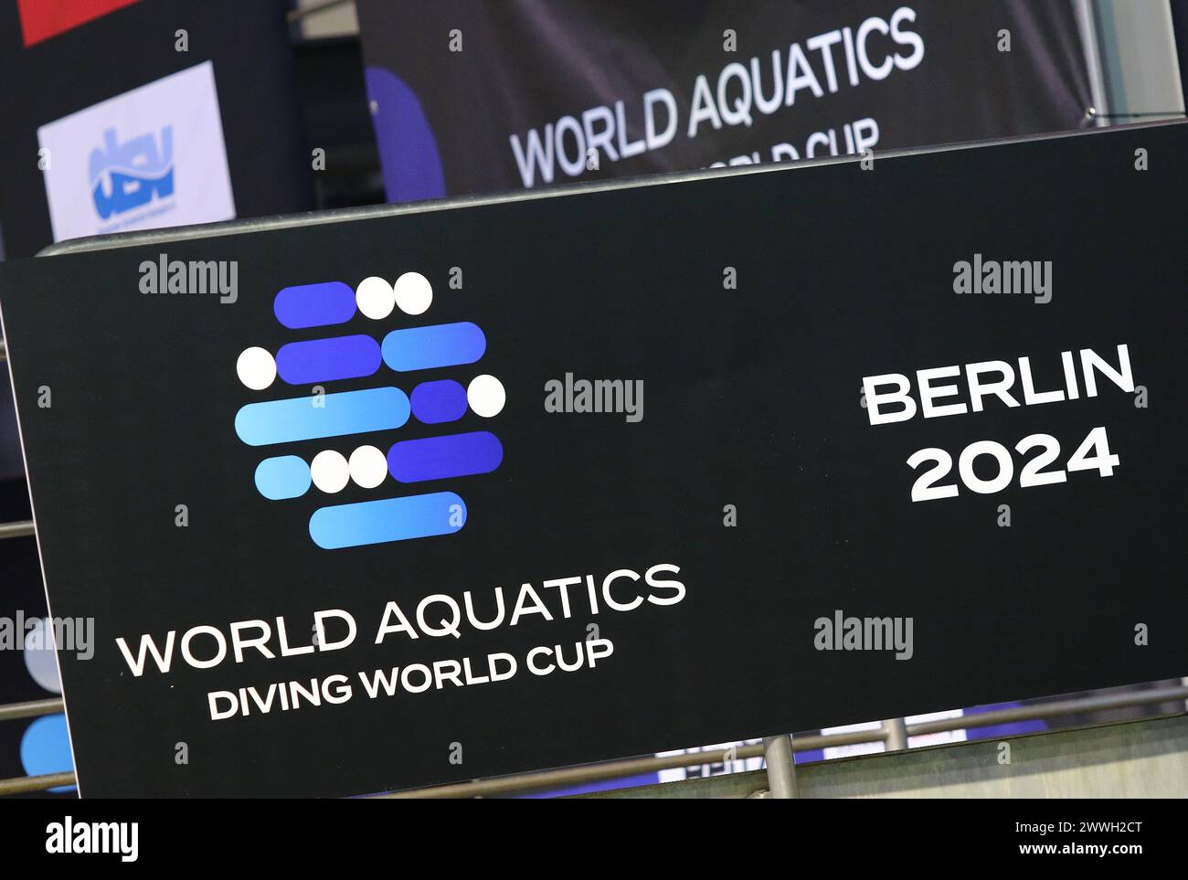 Berlin, Deutschland - 22. März 2024: Veranstaltungslogos auf der Dekorationstafel in der Schwimm- & Sprunghalle im Europasportpark (SSE)-Arena während der World Aquatics Diving World Cup 2024 in Berlin Stockfoto