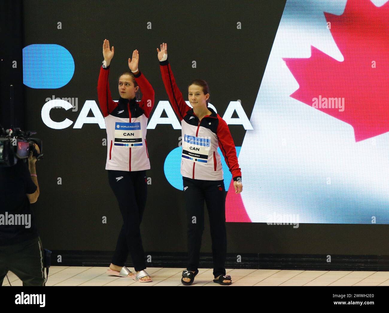 Berlin, Deutschland - 23. März 2024: Caeli McKay und Kate MILLER aus Kanada begrüßen die Fans beim synchronisierten 10-m-Plattformfinale der Aquatics Diving World Cup 2024 in Berlin Stockfoto