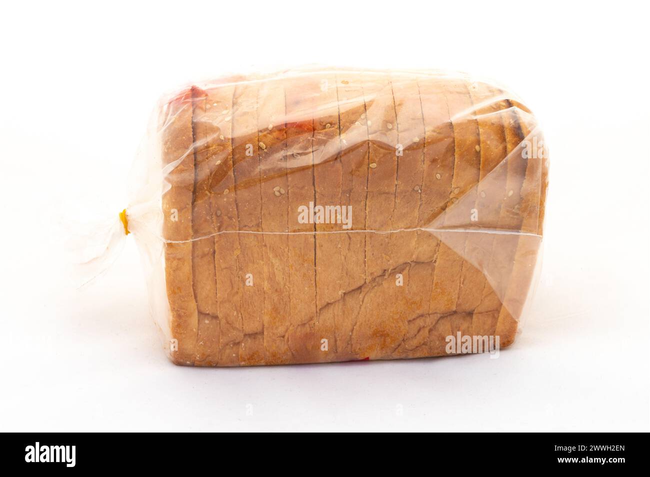 Versiegelte Packung mit Brotscheiben auf weißem, isoliertem Hintergrund Stockfoto