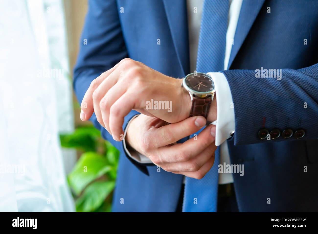 Ein Set Kleidung für den Bräutigam. Hochzeitsschuhe, Gürtel, Krawatte, Parfüm, Manschettenknöpfe. Die ganze Reihe von Männern ist in brauner Farbe. Luxus-Suite für echte Männer Stockfoto