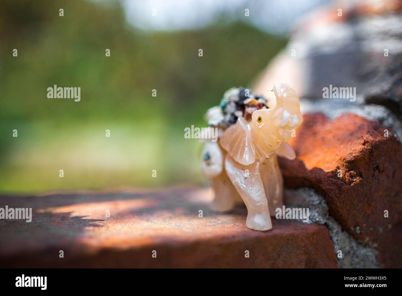 Ein handgefertigter Glaselefant als Dekoration im Freien Stockfoto