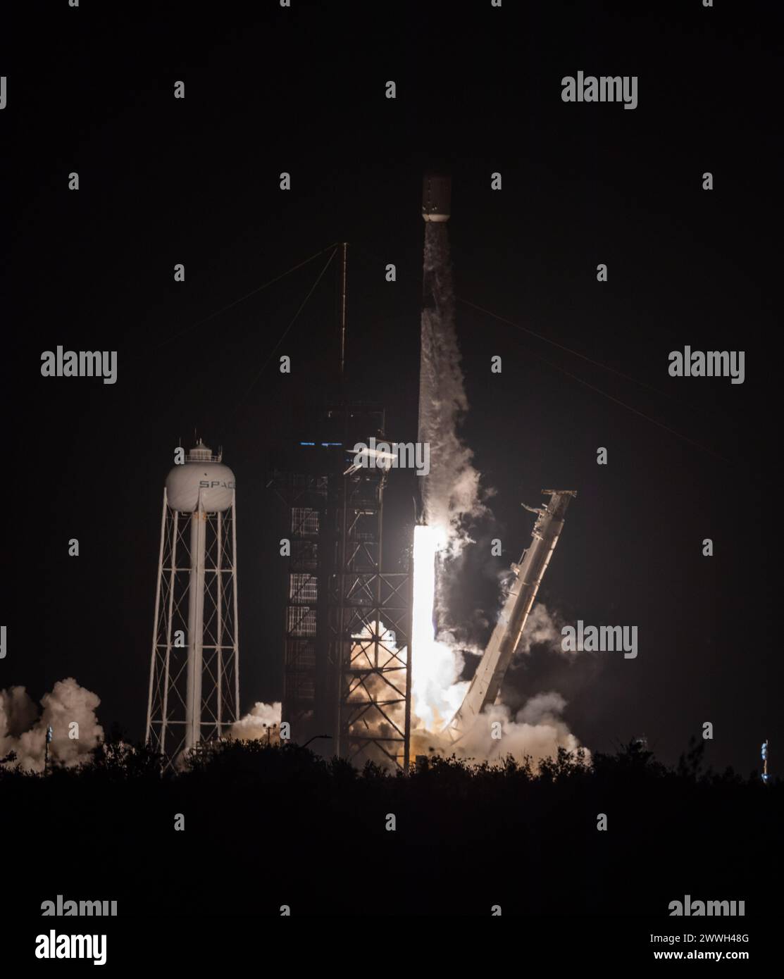 Kennedy Space Center, USA. März 2024. Abflug der SpaceX Starlink 6-42 von LC-39A mit Falcon 9 Booster B-1060, der um 23:09 Uhr am 23. März 2024 Kennedy Space Center Brevard County Florida USA seinen 19. Flug ins Weltraum macht. (Foto: Scott Schilke/SIPA USA) Credit: SIPA USA/Alamy Live News Stockfoto