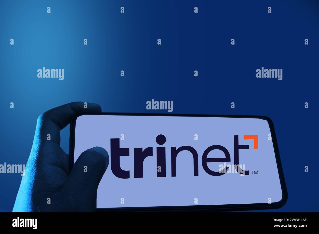 Boy's Hand öffnet die TriNet-Anwendung auf dem Bildschirm, wobei der Beschneidungspfad in blau verwischt ist Stockfoto Boy's Hand öffnet die TriNet-Anwendung auf dem Bildschirm, wobei der Beschneidungspfad in blau verwischt ist Stockfoto