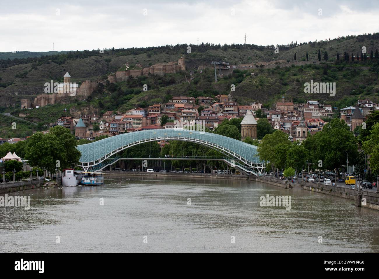 Die moderne, bogenförmige Friedensbrücke, ein Fußgängerweg über den Fluss Kura in Tiflis, der Hauptstadt der Republik Georgien. Stockfoto