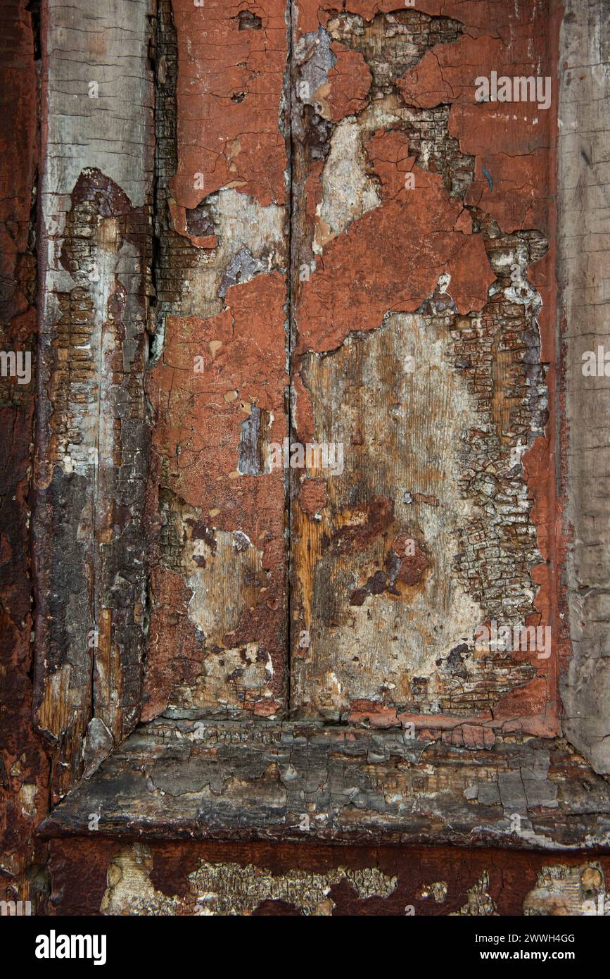 Nahaufnahme der verrottenden Holztafeln einer alten Tür mit abblätternder Farbe, die an einem Gebäude in der beliebten heruntergekommenen Altstadt, T, befestigt ist Stockfoto