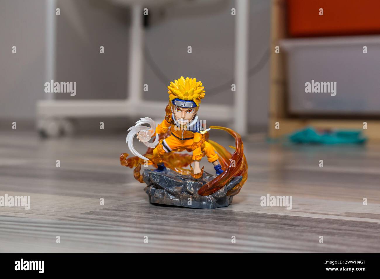 Eine Spielzeug-Miniaturfigur aus Kunststoff. Es ist ein Modell einer Drachenkugel-Figur mit gelbem Haar Stockfoto