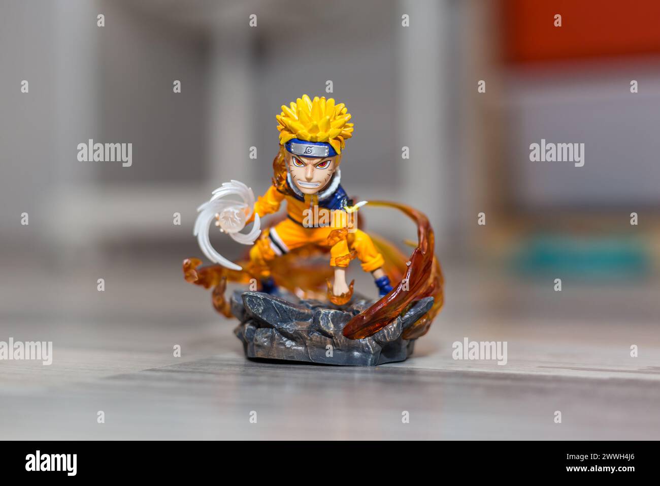 Eine Spielzeug-Miniaturfigur aus Kunststoff. Es ist ein Modell einer Drachenkugel-Figur mit gelbem Haar Stockfoto