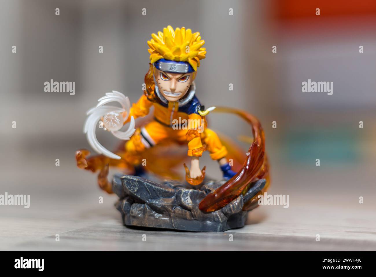 Eine Spielzeug-Miniaturfigur aus Kunststoff. Es ist ein Modell einer Drachenkugel-Figur mit gelbem Haar Stockfoto