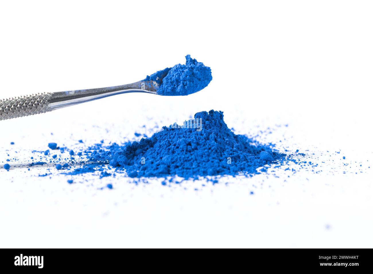 Ultramarinblaues Pigment, trockene Naturfarbe auf weißem Hintergrund, Makro Stockfoto