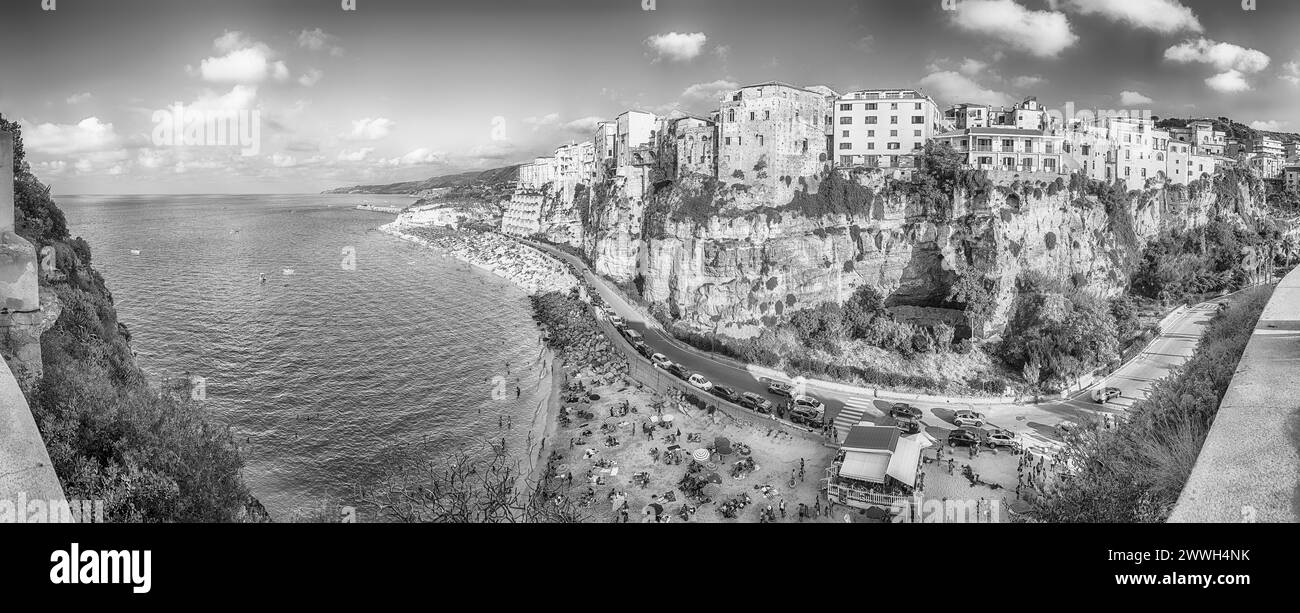Blick über die Stadt Tropea, ein Badeort am Golf von St. Efemia, Teil des Tyrrhenischen Meeres, Kalabrien, Italien Stockfoto