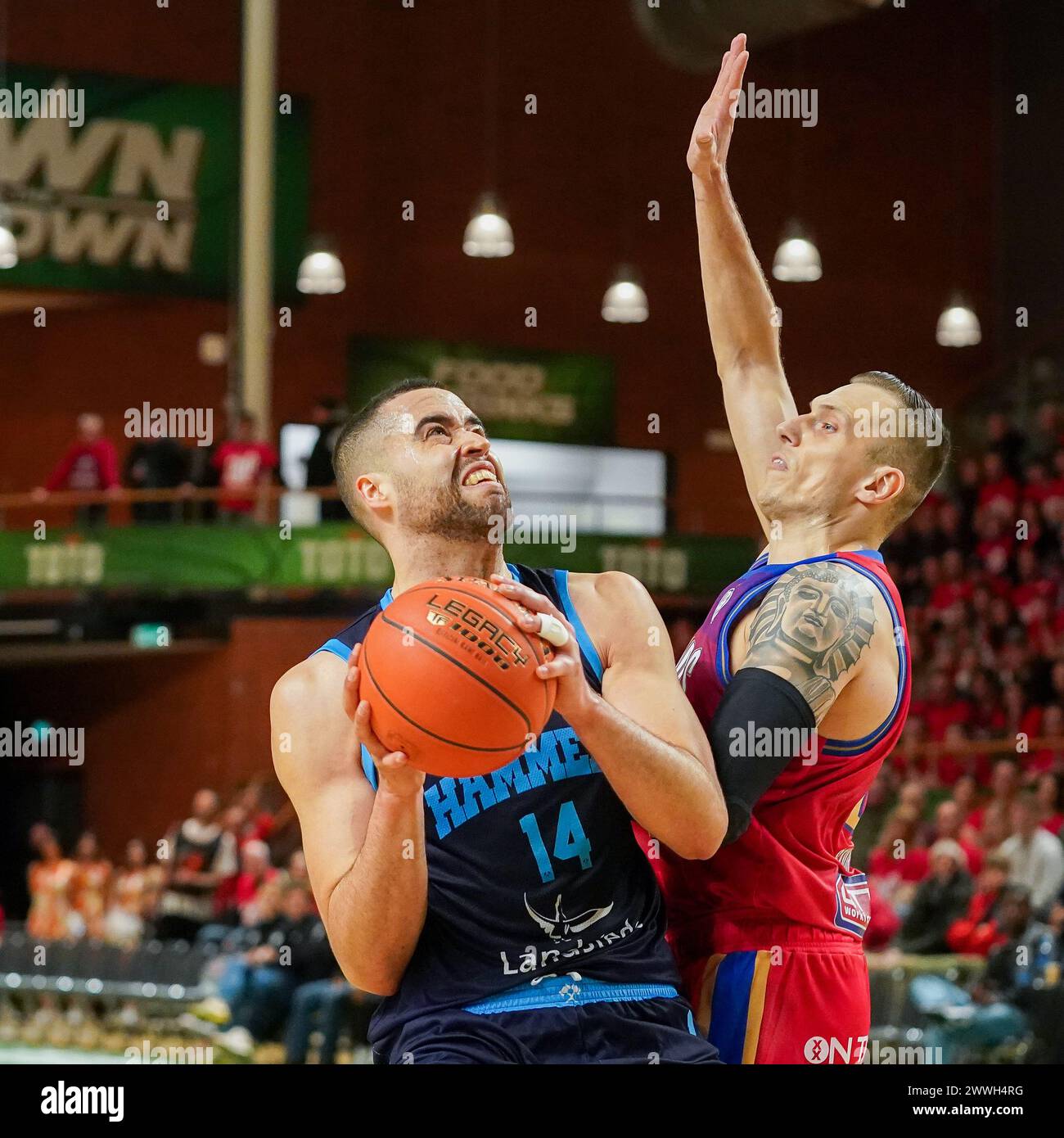 Almere, Niederlande. März 2024. ALMERE, NIEDERLANDE - 24. MÄRZ: Terrence Bieshaar von Landstede Hammers, Roberts Stumbris von Heroes den Bosch während des TOTO Basketball Cup Endspiels zwischen Heroes den Bosch und Landstede Hammers im Topsportcentrum am 24. März 2024 in Almere, Niederlande. (Foto von Andre Weening/Orange Pictures) Credit: Orange Pics BV/Alamy Live News Stockfoto