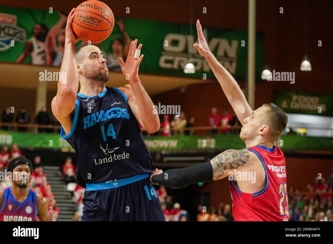 Almere, Niederlande. März 2024. ALMERE, NIEDERLANDE - 24. MÄRZ: Terrence Bieshaar von Landstede Hammers, Roberts Stumbris von Heroes den Bosch während des TOTO Basketball Cup Endspiels zwischen Heroes den Bosch und Landstede Hammers im Topsportcentrum am 24. März 2024 in Almere, Niederlande. (Foto von Andre Weening/Orange Pictures) Credit: Orange Pics BV/Alamy Live News Stockfoto