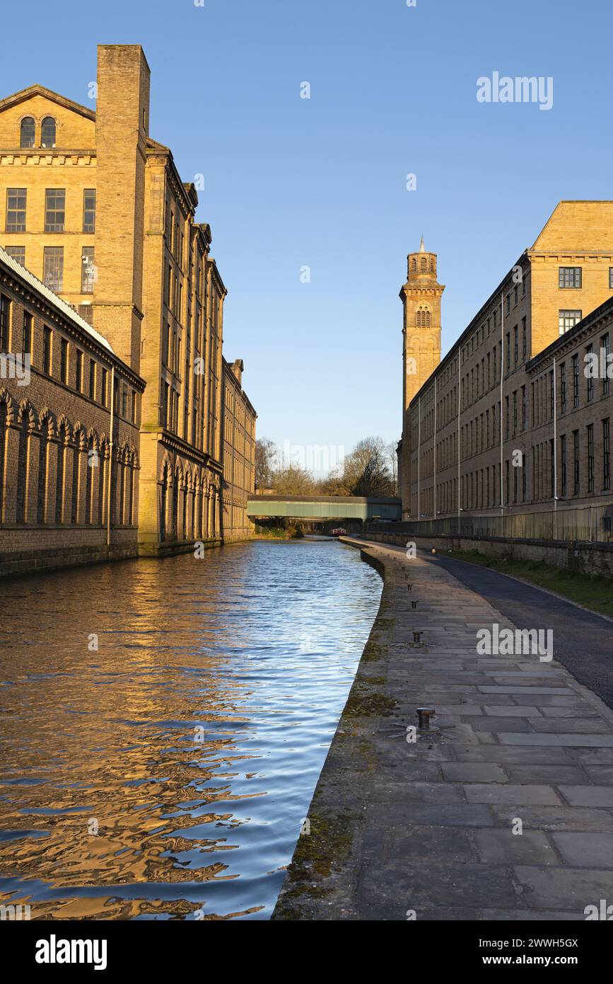 Leeds-Liverpool Canal und Salts Mill, Saltaire, West Yorkshire Stockfoto